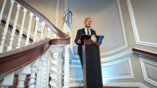 Los viajes de Adorni bajo sospecha: faltan facturas y sobran contradicciones